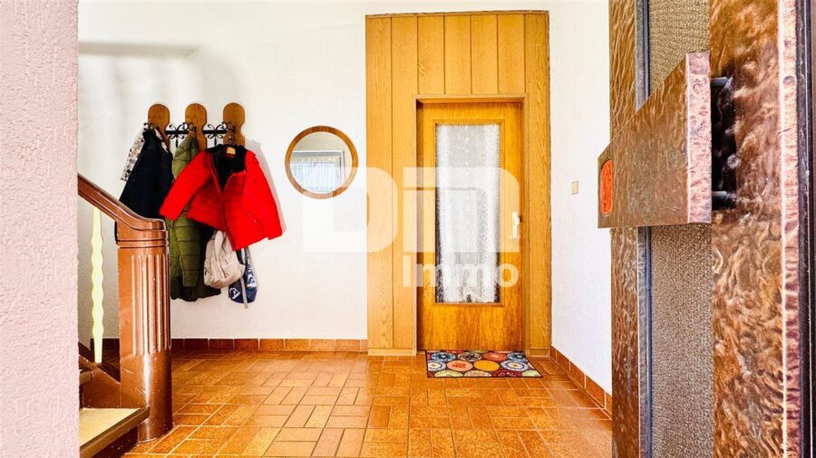 Solides Ein- bis Dreifamilienhaus + zwei Garagen mit großem Grundstück in Traumlage - EG Haupteingang Treppenhaus